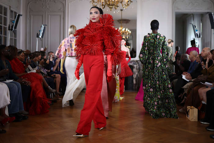 Ayissi combineert de Afrikaanse traditie en Parijse vaartuigen met gewaagde bloemvormen bij Fall Couture Show