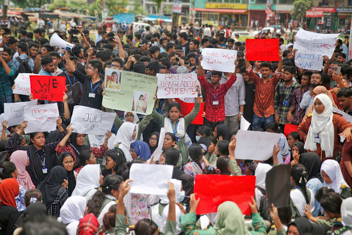 Bangladesh treurt 31 doden in jetcrash terwijl studenten protesteren om verantwoordelijkheid te eisen