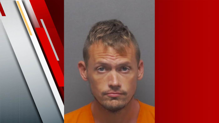 Beëdigde verklaring: de mens gezocht op meerdere misdrijfbevelen gearresteerd nadat ze naar verluidt zuur naar de politie hebben gegooid