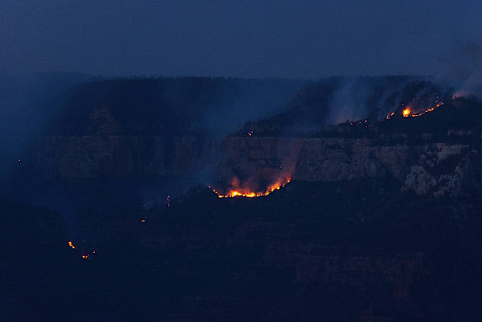 Bemanningen worstelen om een natuurbrand te bevatten op de noordrand van de Grand Canyon