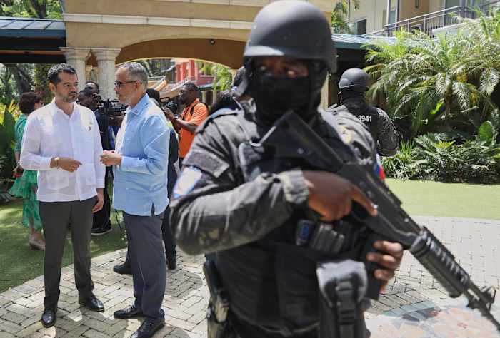 Bendes in Haïti verbranden geliefde Gothic Gingerbread Hotel dat tot internationale roem steeg