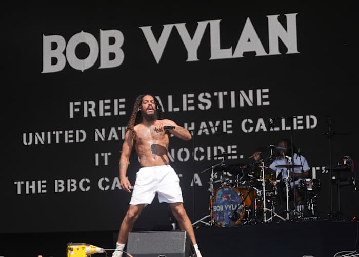 Bob Vylan verwerpt kritiek en zegt dat het het doelwit is van het spreken over Gaza in Glastonbury