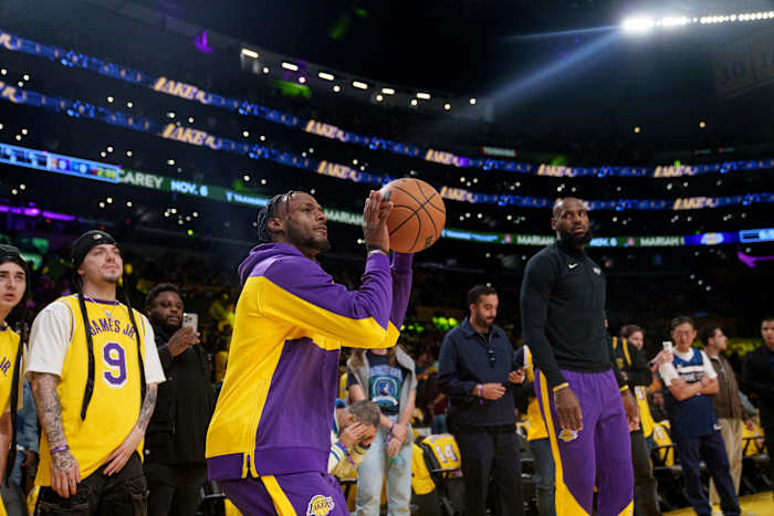 Bonny James zegt dat hij geen geruchten rond LeBron volgt terwijl hij zich voorbereidt op het 2e seizoen met Lakers