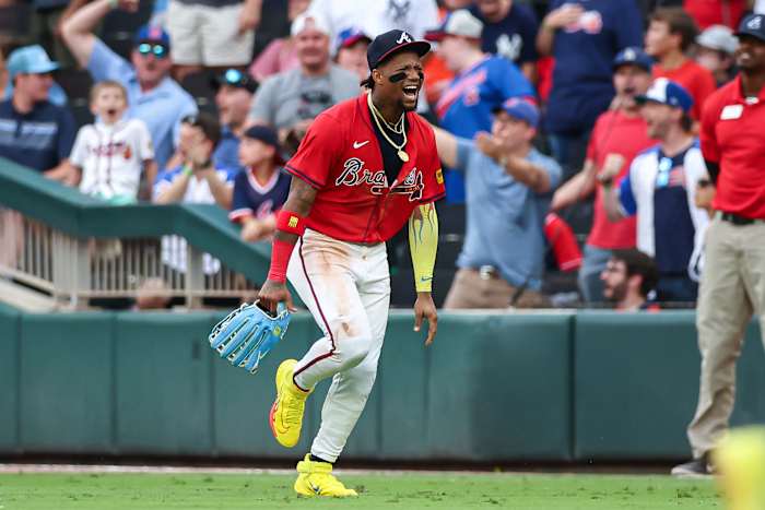 Braves -ster Ronald Acuña Jr. verbijstert Yankees met een ongelooflijke worp in de overwinning van Atlanta