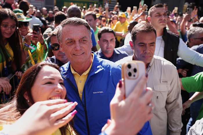 Braziliaanse ex-president Bolsonaro weerspiegelt Trump door zijn coupplot-proef te beschrijven als een 'heksenjacht'