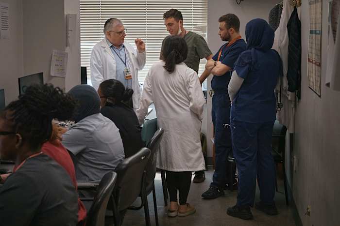 Buitenlandse medische bewoners vervullen kritieke posities in Amerikaanse ziekenhuizen, maar komen visumproblemen tegen