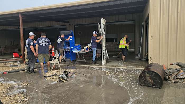 Center Point Community Rallies om de brandweerkazerne te herstellen na verwoestende overstromingen van 4 juli