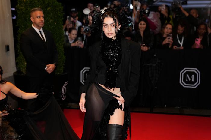 Charli XCX en de 1975 drummer George Daniel zijn getrouwd