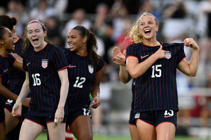 Claire Hutton scoort het eerste internationale doel om de Verenigde Staten te helpen met 3-0 van Canada te verslaan
