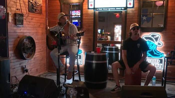 Comal County Bar organiseert het muziekconcert ten voordele van de slachtoffers van Hill Country Floods