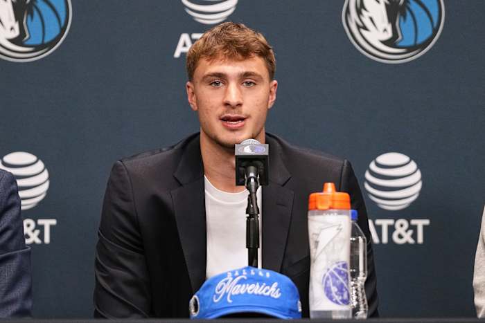 Cooper Flagg ziet er comfortabel uit in New Home, omdat nummer 1 pick wordt geïntroduceerd in Dallas