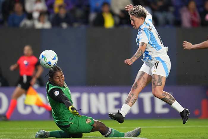 Copa América femenina wordt geconfronteerd met terugslag over slechte omstandigheden en lage aanwezigheid