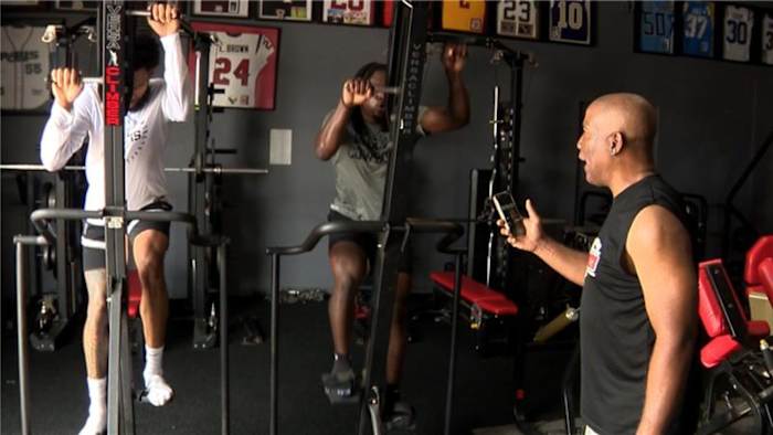 Dallas Cowboys Defensieve Back Grinden in San Antonio voorafgaand aan trainingskamp