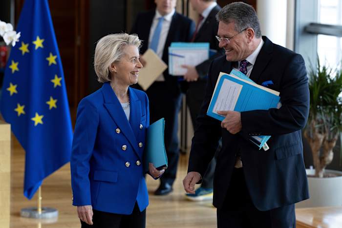 De EU vertraagt vergeldingstarieven voor Amerikaanse goederen in de hoop op 1 augustus een deal te bereiken