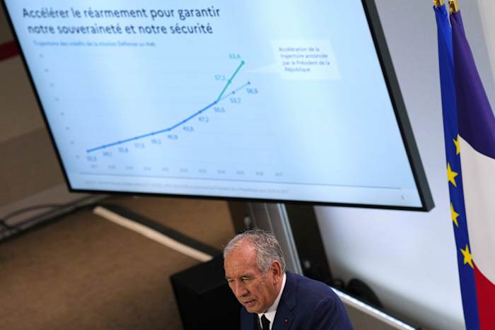 De Franse premier wil 2 feestdagen afsnijden om geld te besparen voor de schuldene economie