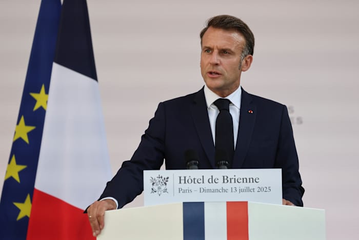 De Franse president Macron kondigt 6,5 miljard euro aan extra militaire uitgaven aan in de komende twee jaar