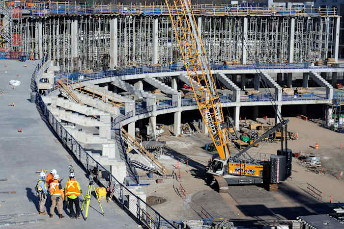 De bouw stopte in het nieuwe Tennessee Titans Stadium na een strop op de site