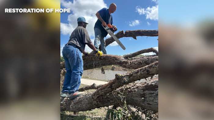 De in Texarkana gevestigde non-profit organisatie helpt bij het opruimen van Texas Hill Country overstromingen