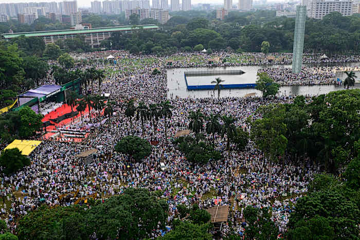 De islamistische feestprojecten van Bangladesh met een grote rally in Dhaka
