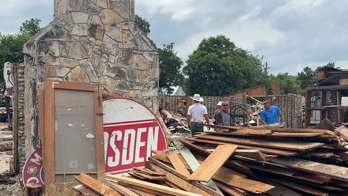 De jachtwinkel, een eeuwenoude nietje vernietigd door overstromingen van Hill Country, begint zijn weg naar herstel