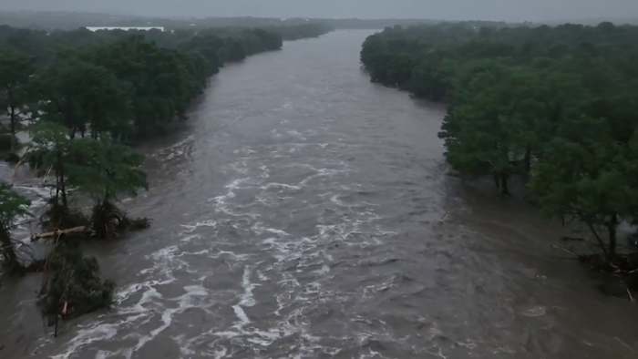 De kracht van water: naar schatting 10 miljoen pond per seconde stroomde langs de Guadalupe -rivier