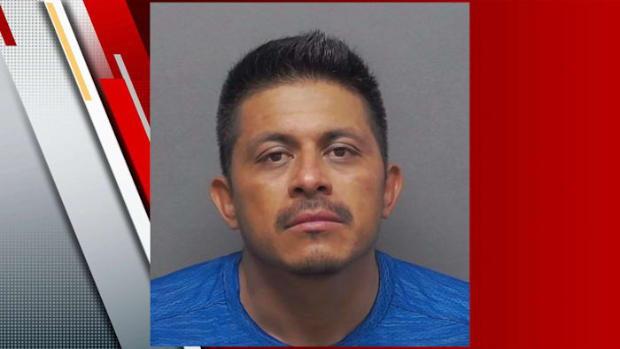 De man beschuldigd van het opzettelijk in brand gestoken in het woongebouw, zegt het kantoor van Bexar County Fire Marshal