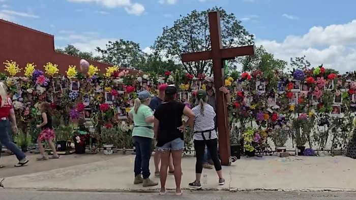 De mens rijdt 24 uur om kruisen en hoop te brengen naar overlevenden van Texas Hill Country Floods