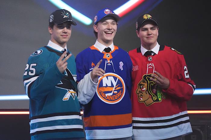 De nummer 1 pick van Islanders Matthew Schaefer brengt hulde aan late moeder met een kus en een belofte