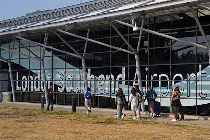 De politie zegt dat 4 mensen zijn gedood bij een klein vliegtuigongeluk op London Southend Airport