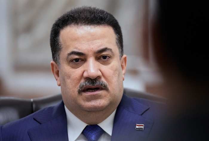 De premier van Irak zoekt dichter bij de Amerikaanse banden terwijl ze gewapende groepen op afstand houden