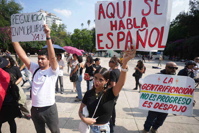 De president van Mexico roept March tegen Mass Tourism 'Xenophobic.' Critici geven de schuld van de overheidsfouten