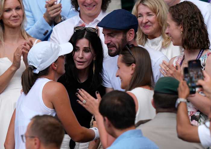 Degene waar Iga Swiatek een knuffel kreeg van Courteney Cox na het winnen van Wimbledon