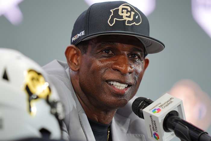 Deion Sanders zegt dat hij blaaskanker had, maar van plan is om dit seizoen de Colorado Buffaloes te coachen