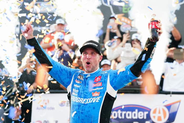 Denny Hamlin overleeft regenvertraging, overuren eindigen om te winnen voor de 2e opeenvolgende jaar bij Dover