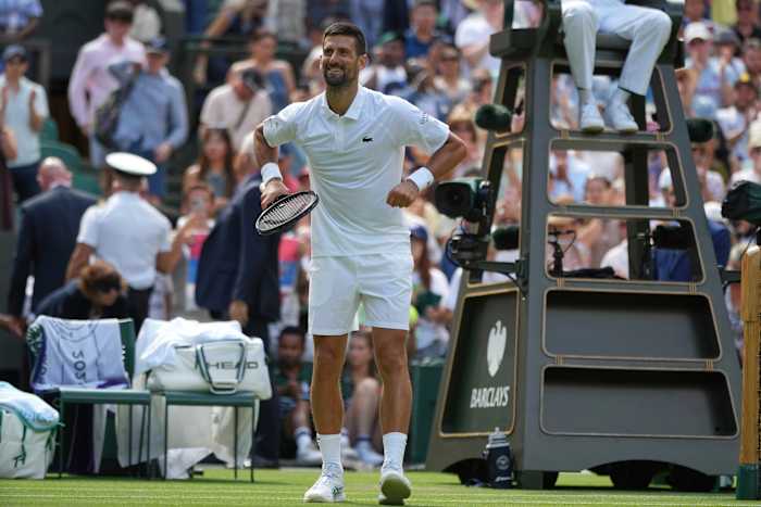 Djokovic vestigt nog een record bij Wimbledon en grapt over het nippen van margaritas op strand met rivalen