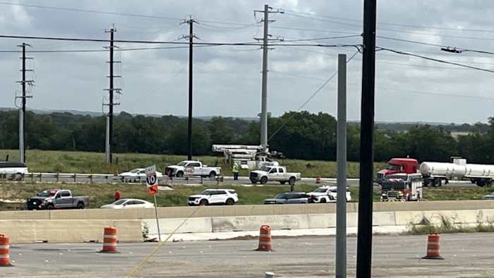 Downed CPS Energy Power Line veroorzaakt meerdere voertuigen crash op de Interstate 10 in Converse, zegt BCSO zegt