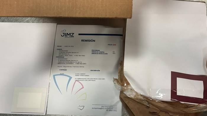 Driver gevangen met namaakregistratiestickers van het vals voertuig, Freon Busisters aan de grens met Texas-Mexico