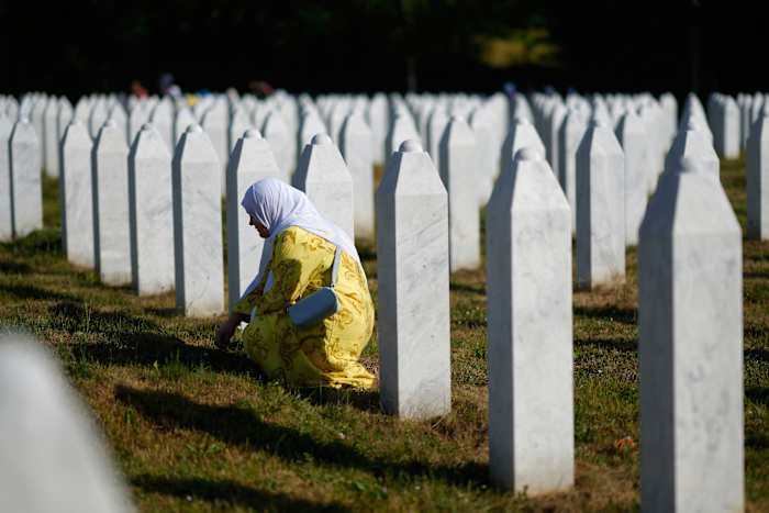 Duizenden verzamelen zich in Srebrenica op 30 -jarig jubileum van Europa's enige erkende genocide sinds de Tweede Wereldoorlog