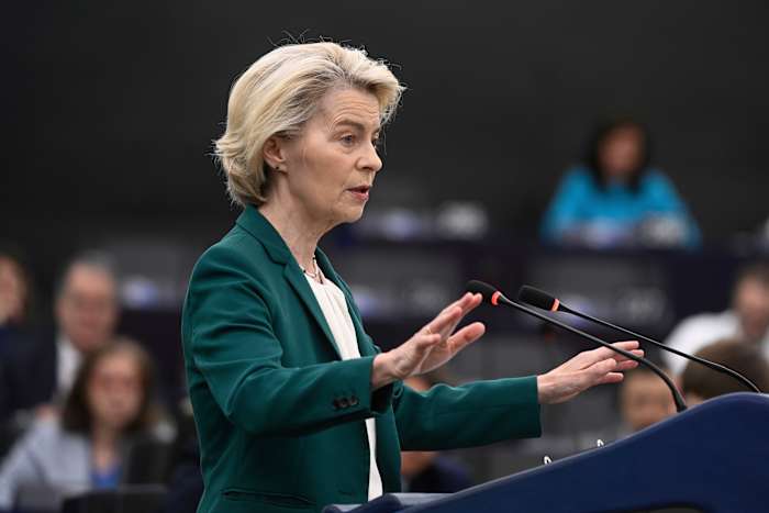 EU -chef von der Leyen wordt geconfronteerd met een vertrouwensstem. De leider van Hongarije zegt dat ze moet gaan