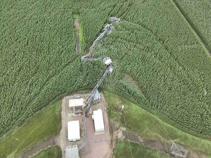 Een derecho met ten minste één windvlaag van 99 mph veegde de bovenste vlaktes en het Midwest, zegt de weerservice