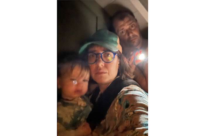 Een familie in Texas klampte zich vast aan hun dak, waarbij de angstaanjagende overstromingen op foto's en video werden vastgelegd