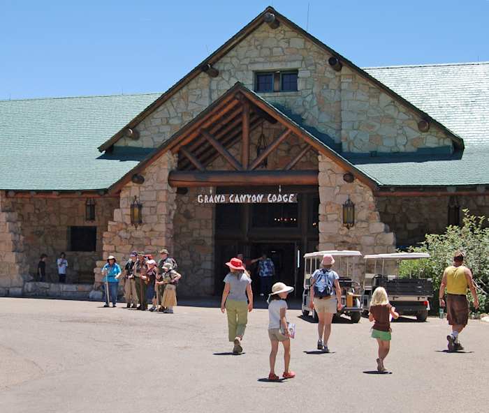 Een functionaris zegt dat een historische Grand Canyon Lodge is vernietigd door een lopend vuurtje