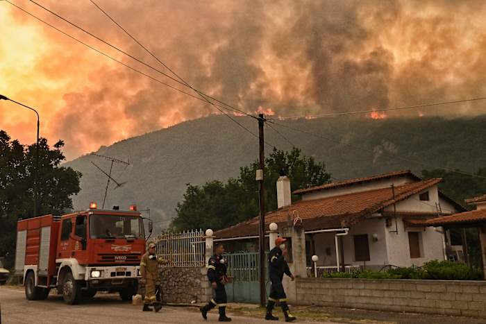 Een grote bosbrand in Griekenland dwingt verschillende dorpen om te evacueren