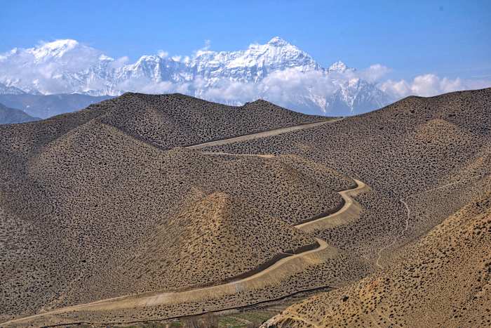 Een oud dorp in de Himalaya liep zonder water. Toen bewoog het en begon het opnieuw
