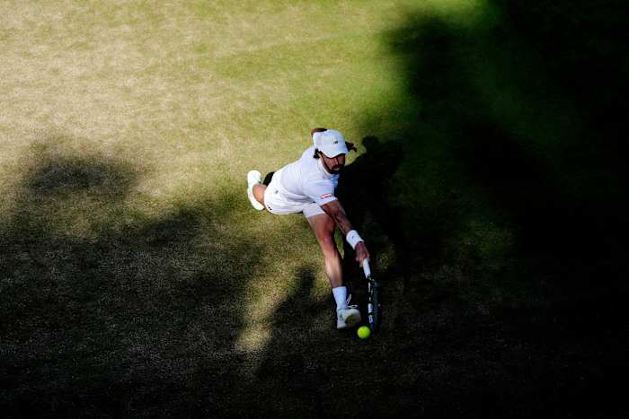 Een punt van de pet naar de Wimbledon -speler die zijn hoed ving toen het viel maar nog steeds een punt won