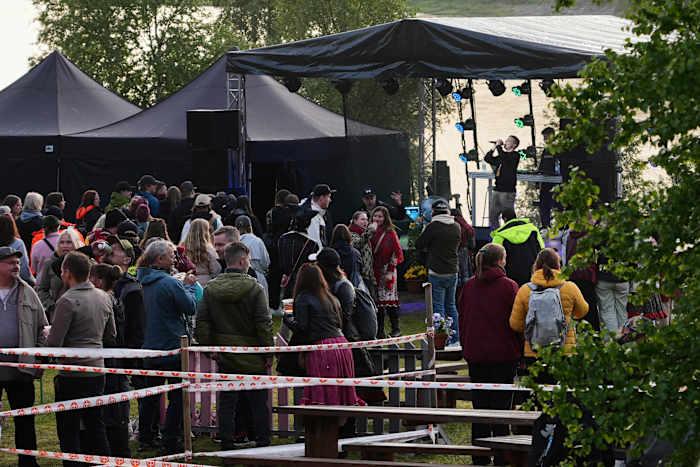 Een rapfestival in de buurt van de Noordelijke IJszee verrukt menigten onder de middernachtzon