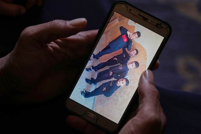 Een vader treurt 2 zonen die zijn gedood in een Israëlische staking terwijl de honger in Gaza verslechtert