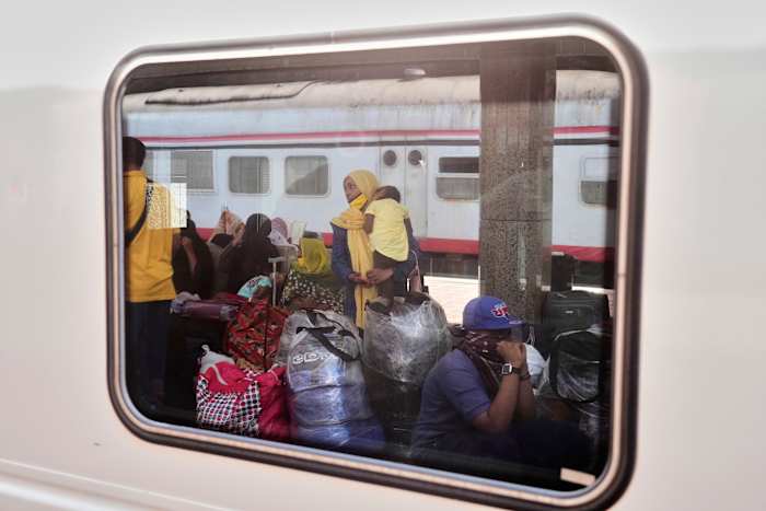 Egypte biedt gratis treinritten voor Sudanese vluchtelingen die terugkeren naar huis