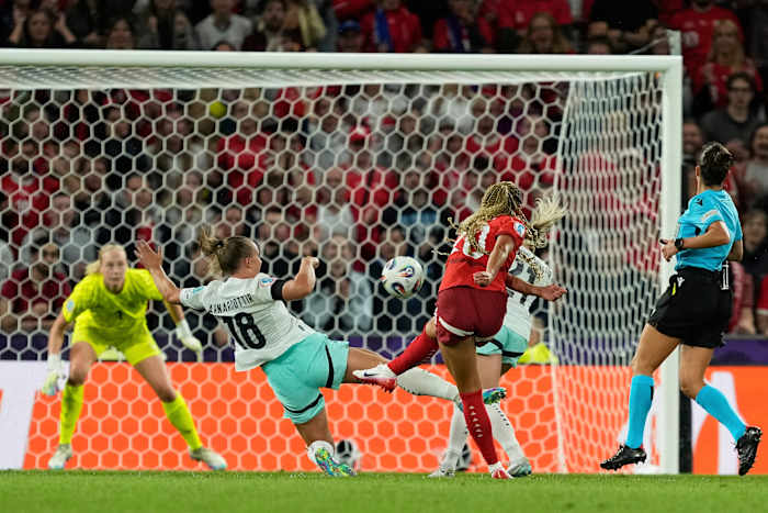 Euro 2025: Host Zwitserland's late doelpunten behalen 2-0 overwinning op IJsland