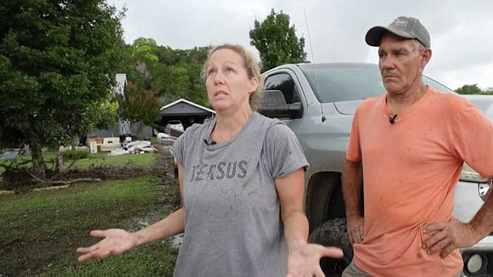Familie van 33 overleeft Hill Country Floods op hotel dak, vrouw en honden rijden stormen uit in kajak